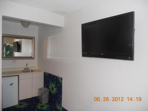 Tradewinds Airport Hotel Main image 2